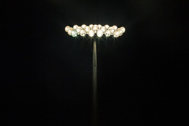 Tennis court LED lighting: reducing light spill towards neighbours